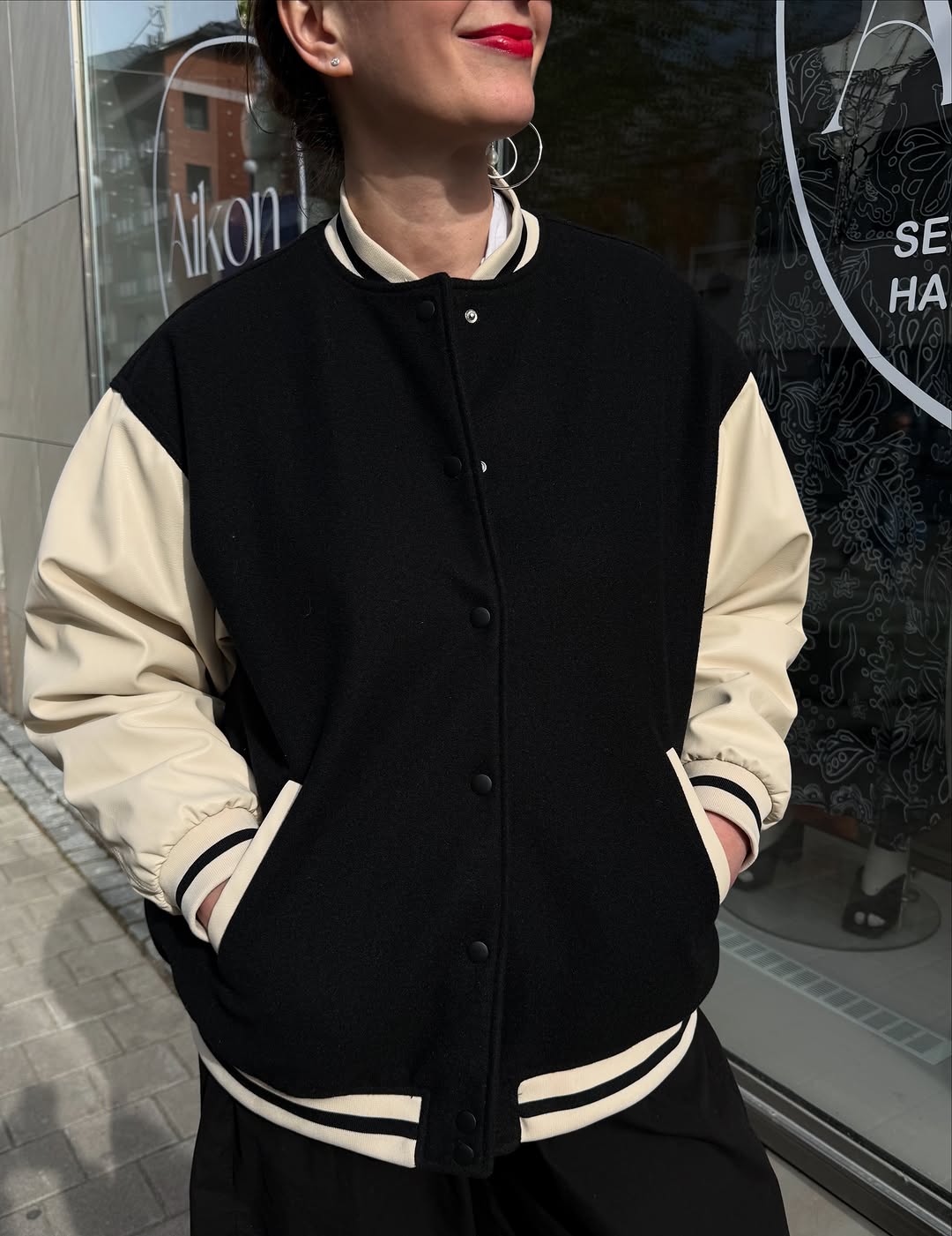 Varsity bomber jacket svart och gräddvit second hand BeAIKON