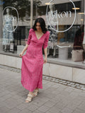 Prickig rosa ruched midi-klänning second hand BeAIKON