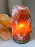 Himalayasaltlampa på träfot natural amber second hand BeAIKON