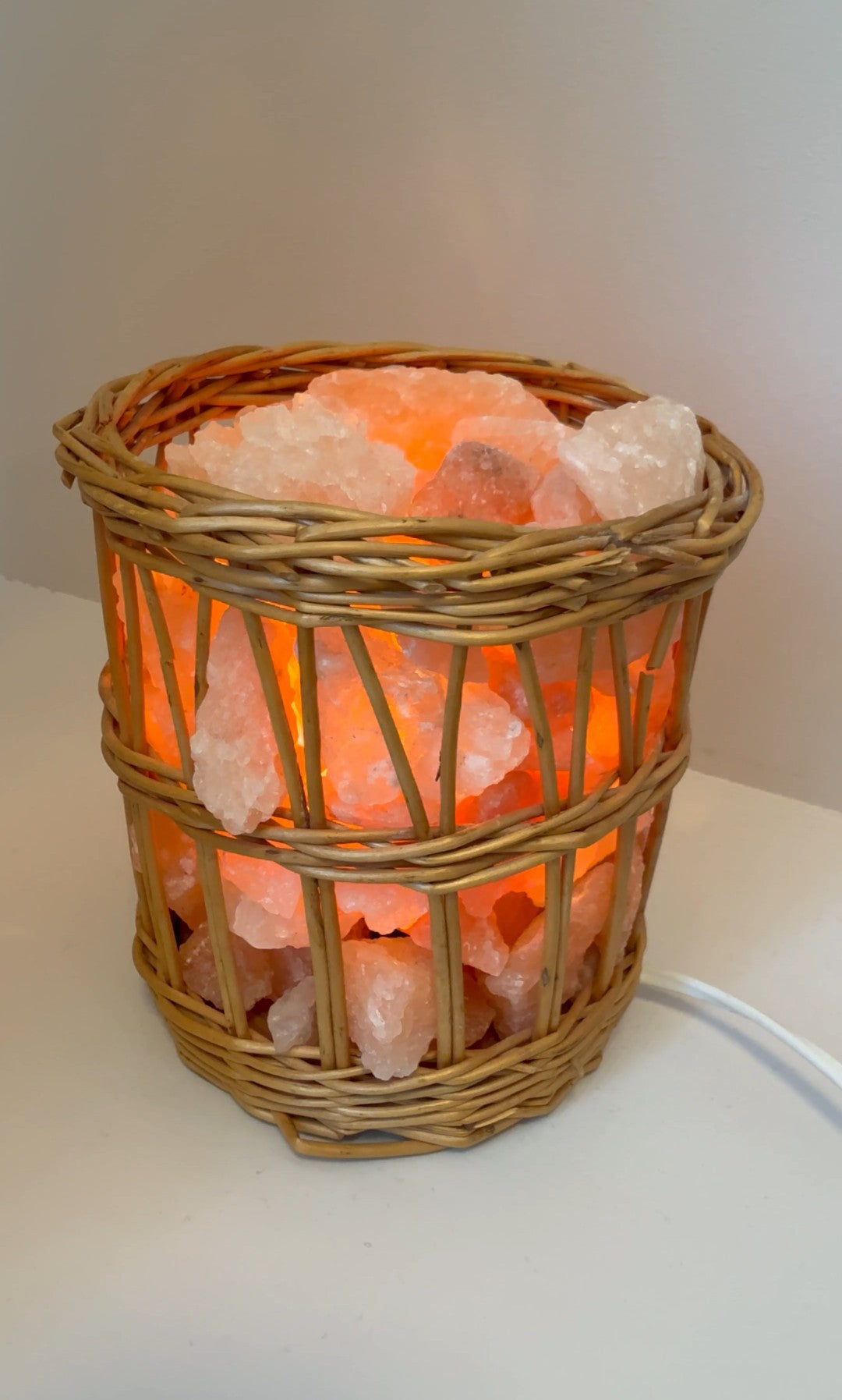 Himalayasaltlampa på Träfot – Natural Amber Glow